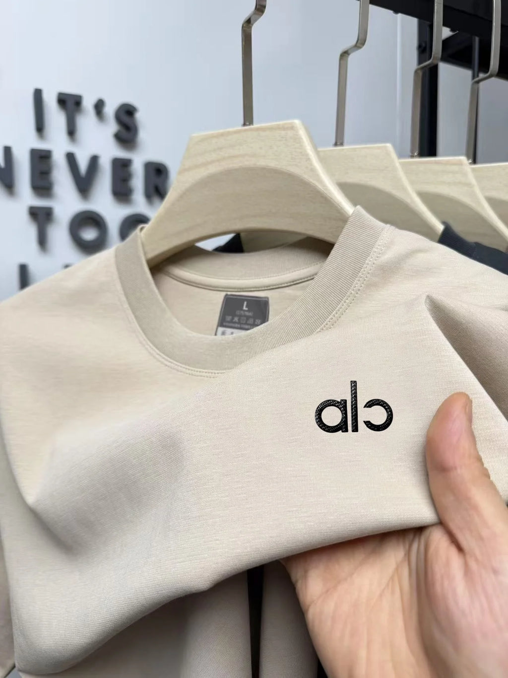 Trendy and exquisite men's new letter relief round neck T-shirt summer fashion classic comfortable and breathable short sleeve