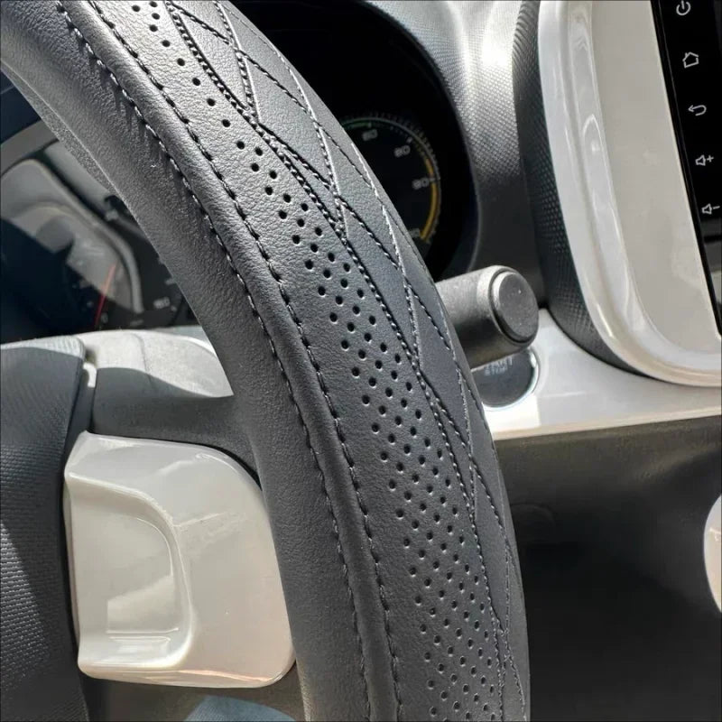 Funda para volante de coche de retales perforados de cuero Napa, antideslizante, transpirable, universal de 15 pulgadas (aproximadamente. 38,1 cm)