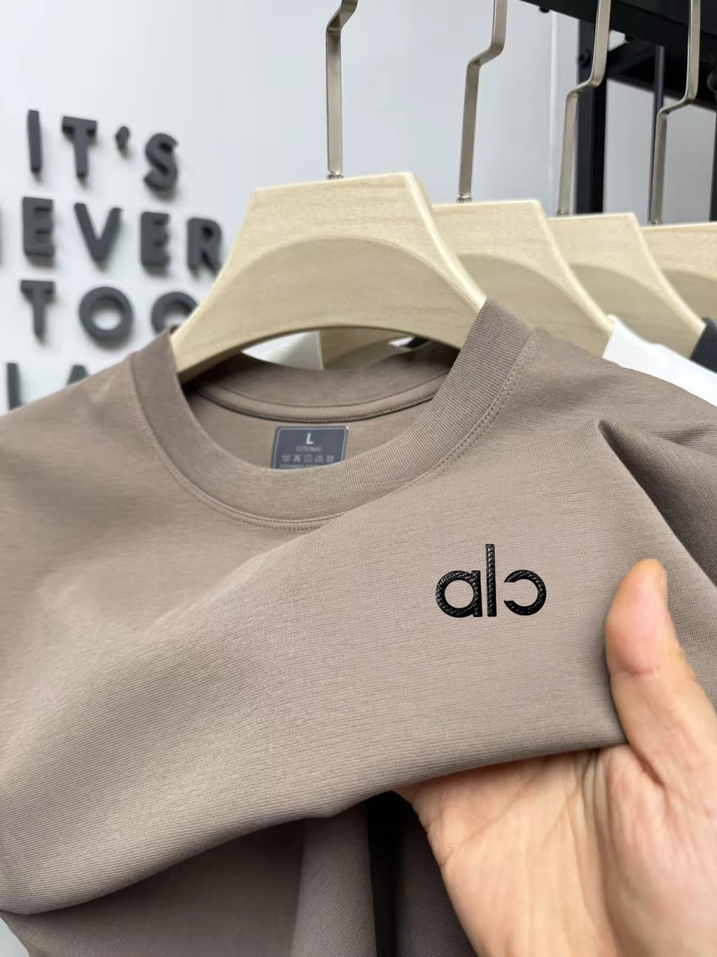 Trendy and exquisite men's new letter relief round neck T-shirt summer fashion classic comfortable and breathable short sleeve