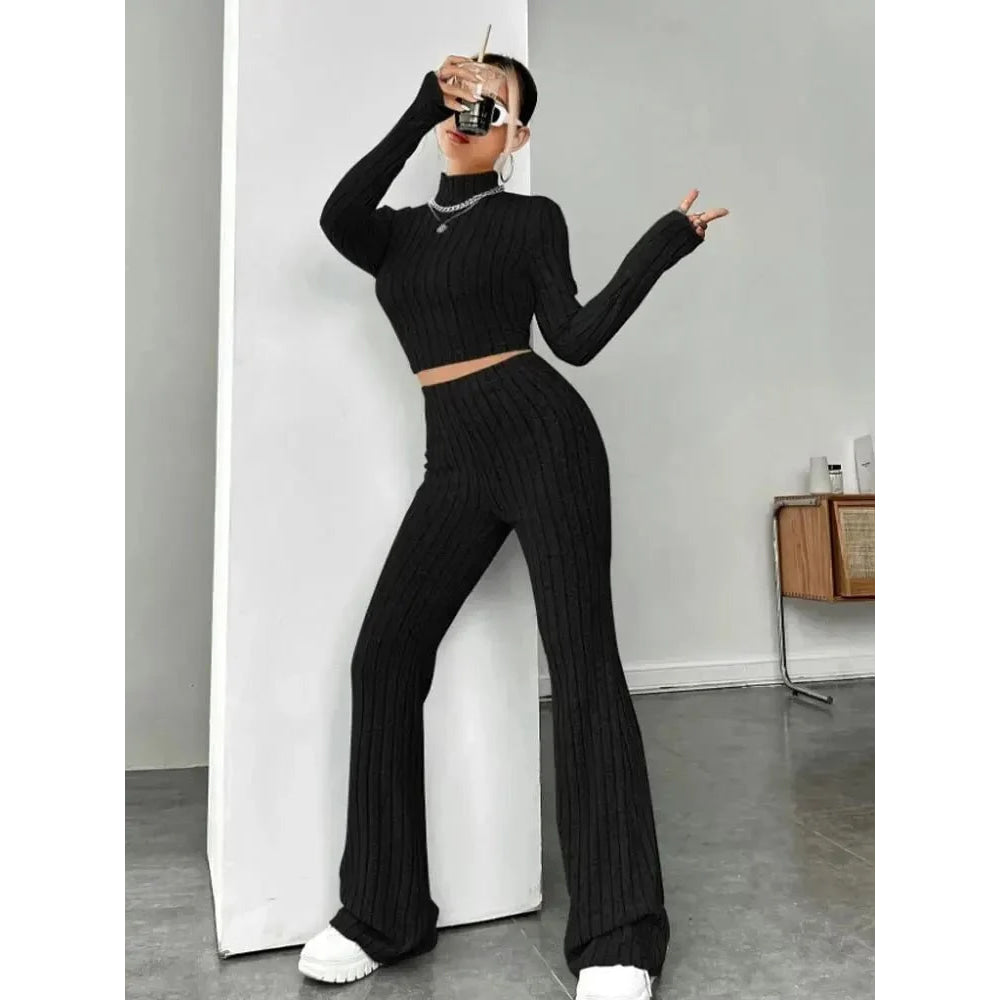 Camiseta ombligo con cuello alto y pantalones de trompeta - VibraStore