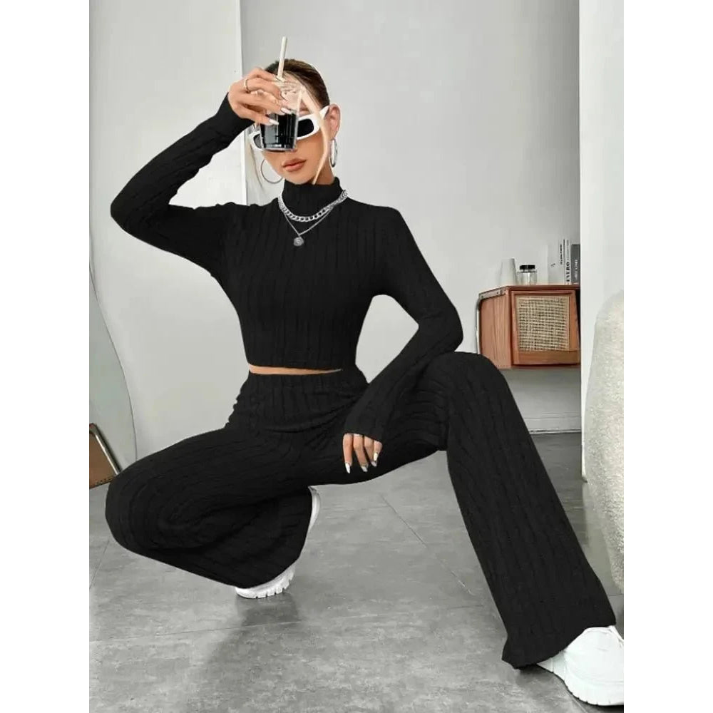 Camiseta ombligo con cuello alto y pantalones de trompeta - VibraStore