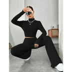 Camiseta ombligo con cuello alto y pantalones de trompeta - VibraStore
