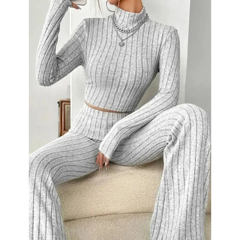 Camiseta ombligo con cuello alto y pantalones de trompeta - VibraStore