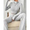 Camiseta ombligo con cuello alto y pantalones de trompeta - VibraStore