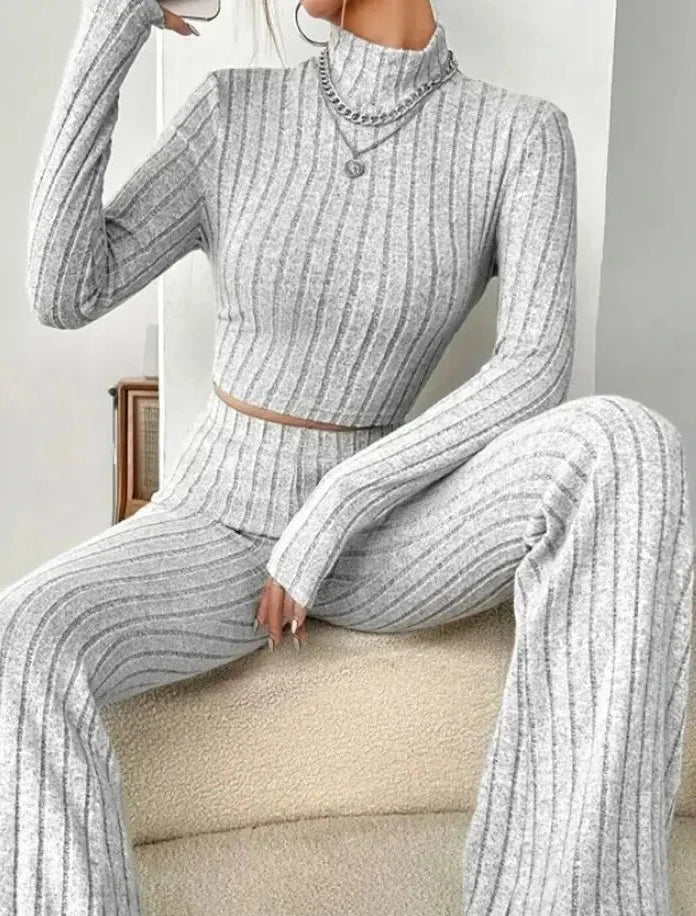 Camiseta ombligo con cuello alto y pantalones de trompeta - VibraStore