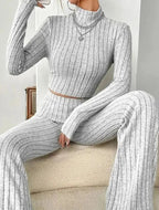 Camiseta ombligo con cuello alto y pantalones de trompeta - VibraStore