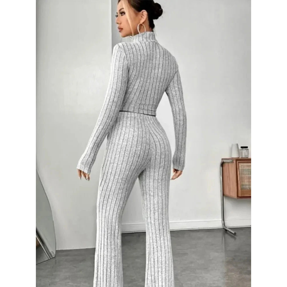 Camiseta ombligo con cuello alto y pantalones de trompeta - VibraStore